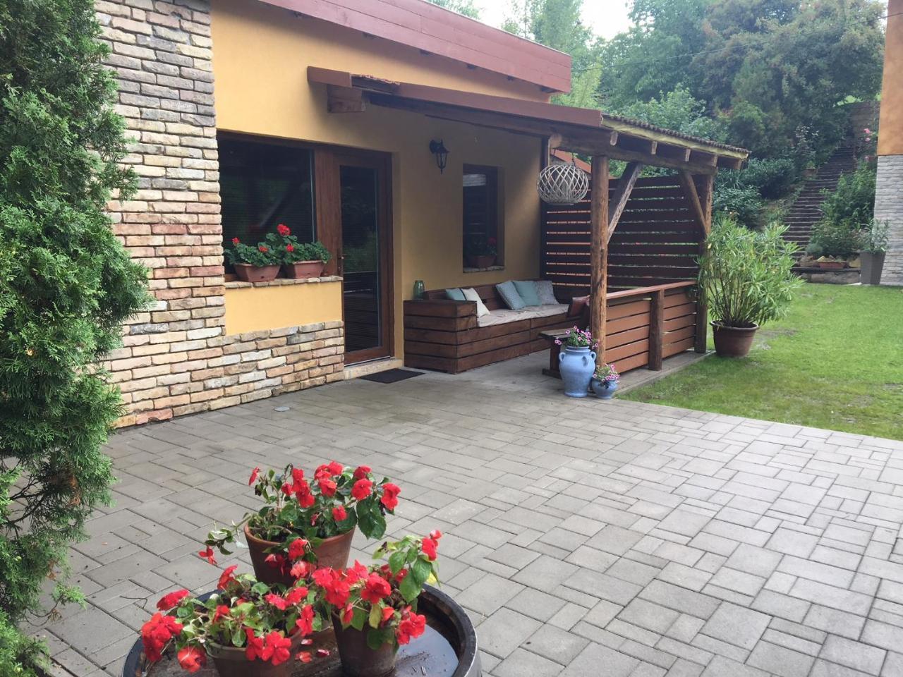 Tulipan Apartman Еґер Екстер'єр фото